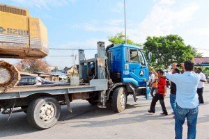 Segambut Estate residents trying to block a lorry carrying an excavator last year. (Photo from The Star Online)