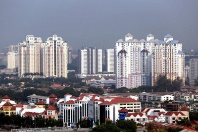 A view of condominiums near Subang, near LDP. A condo costs RM500,000 on average in the Klang Valley. — Picture by Saw Siow Feng/Malay Mail