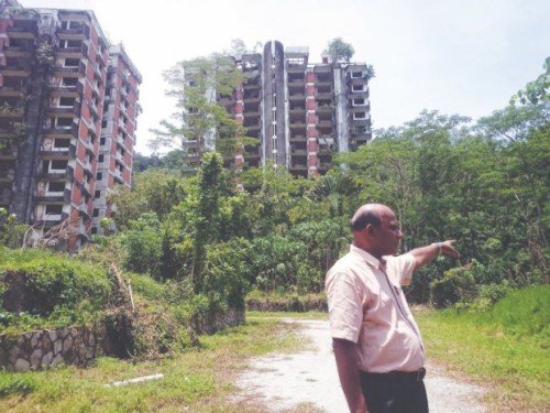 Civil engineer Selvanayagam Nagalingam points at the site where Block One of the Highland Towers used to stand. ― Malay Mail pic