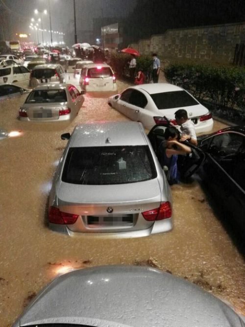 Stranded motorists exiting their cars to avoid getting trapped in the flood. More than 40 cars were trapped in flash floods on Jalan Semantan and at the entrance of Universiti Malaya. (Photo from Facebook)