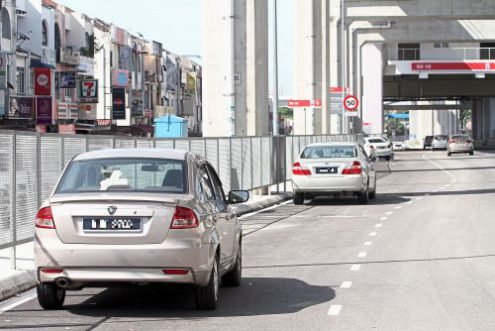 A complete disregard for safety is evident as vehicles are seen parked along a main road in Subang Jaya. (Photo from The Star)
