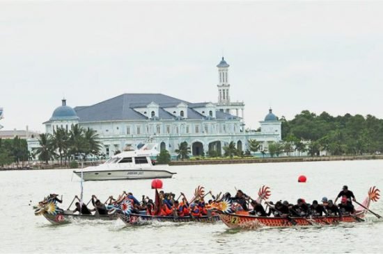 A dragon boat race was held in conjunction with the launch of Tanjung Emas Waterfront (Photo from The Star)